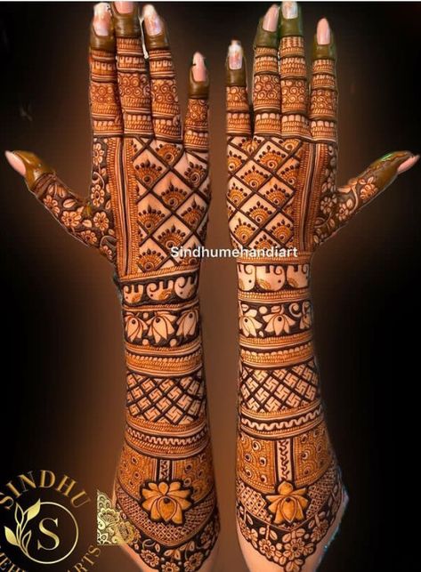 Bridal Backside Mehndi Designs, Back Hands Bridal Mehendi Designs, Dulhan Mehndi Back Side, Mehandi Back Hand Designs Bridal, Banarsi Saree Reuse Ideas, Bridal Mehandi Backside, Backhand Bridal Mehandi Designs, Bridal Back Side Mehndi Design Latest, Mehendi Back Designs For Hands