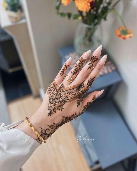 how pretty is this design?😍😍 swipe for the details 👉🏼 💡 inspo : @hennailss @nurahshenna 🍃 cones: @mehndibyruqayya . . . . . . . #henna #mehndi #hennartist #nikkah #wedding #london #pakistani #mehndidesign #art #vines #bridalhenna #nails #elegant #hennastain #hennastainprogression #hennatattoo #roses Mendhi Aesthetic Designs, Modern Mehndi Designs Aesthetic, Asthetic Mehendi Design, Coquette Mehendi Designs, Minimal Mehandi, Minimal Heena Design Aesthetic, Indian Aesthetic Mehendi, Mehendi Aesthetic, Nikkah Wedding