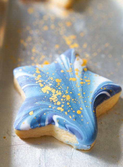 Galaxy Royal Icing Cookies, Marble Dipped Cookies, Sugar Cookie Stars Decorated, Moon Cake Decoration, Luster Dust Cookies, Painted Royal Icing Cookies, Marbled Sugar Cookies, Star Sugar Cookies Decorated, Space Cookies Decorated