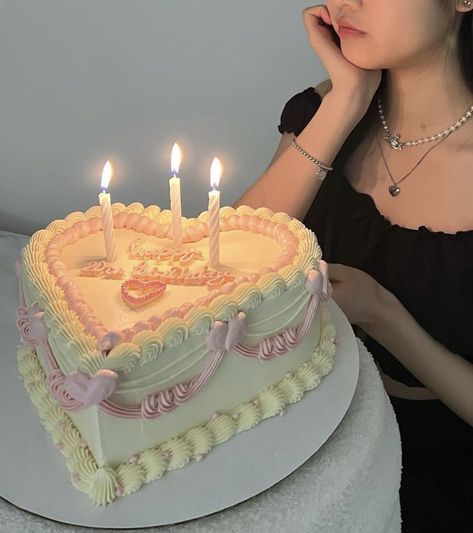 Cute Cakes For 20th Birthday, Korean Birthday Cakes, Birthday Cake Aesthetic 17, Korean Birthday Aesthetic, 20th Cake Ideas, Birthday Cake 20th Girl, Cake For 20th Birthday, 20 Cake Birthday, Vintage Birthday Theme