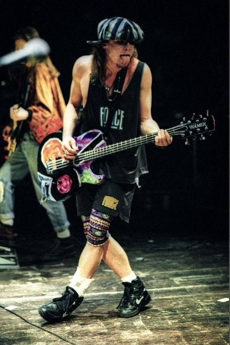 Mookie Blaylock, Jeff Ament, Pearl Jam Eddie Vedder, Silly Hats, Grunge Guys, Grunge Music, 90's Grunge, 90s Music, Eddie Vedder