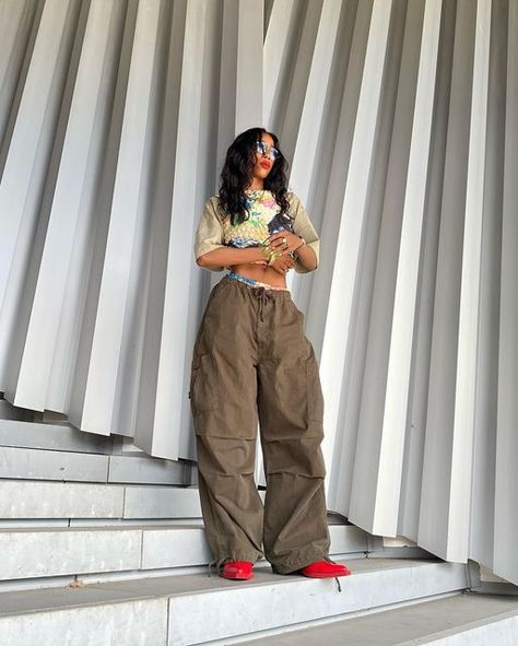 Parasut Pants, Parasut Pants Outfit, Green Cargo Pants Outfit, Edgy Fits, Casual Attire For Women, High Fashion Models, Cargo Pants Outfit, Green Cargo Pants, Hip Hop Outfits