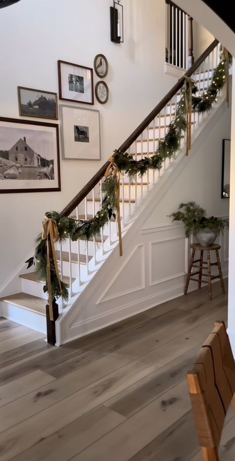 Stairway Garland, Christmas Garland Staircase, Stair Newel Post, Christmas Stairs, Christmas Staircase, Christmas Garlands, Staircase Decor, Stair Decor, Christmas Inspo