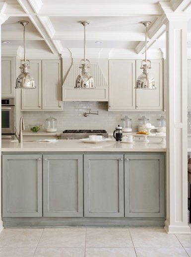 Gray and cream is such a soothing color combination in the kitchen. Do you love it, too? If so, I have five lovely kitchens to share with you, plus a tip from a friend on the perfect off-white paint color to get this subtle, sophisticated look. Two Tone Kitchen Cabinets, Kitchen Colour, Color Kitchen, Cream Kitchen, Kabinet Dapur, Two Tone Kitchen, House Of Turquoise, Colors Schemes, Countertops Kitchen