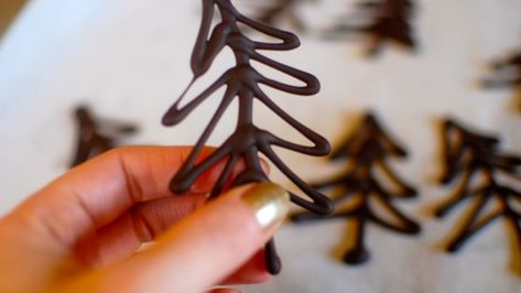 It is easy to make chocolate Christmas trees and they make great toppers for Christmas cakes, cupcakes, or desserts. Chocolate Buttermilk Cake, Chocolate Christmas Tree, Christmas Tree Food, Chocolate Tree, Buttermilk Cake, Dessert Places, Chocolate Ideas, Chocolate Christmas, Chocolate Design