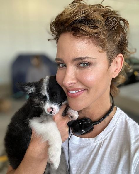 Jill Wagner Short Hair, Jill Wagner Hair, Jill Wagner Lioness, Jill Wagner, Nice Women, Aubrey Plaza, Hair Stuff, Short Hair, Boy Or Girl