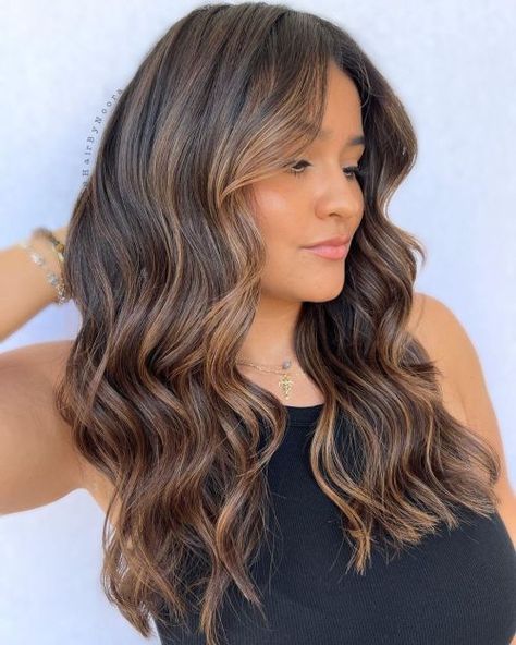 Shades Of Caramel Hair Color, Medium Length Brown Hair With Highlights Caramel, Carmel Balayage Brunettes Dark Brown, Dark Caramel Hair Color, Hair Color Ideas For 2023, Caramel Hair Color Ideas, Dark Caramel Hair, Caramel Hair Color, Hair Caramel