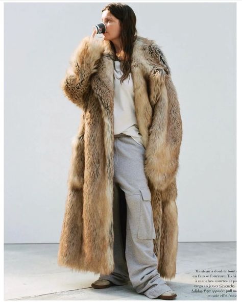 12 11 23 - Juliana Salazar Fur Coat Outfit, Laetitia Casta, Winter Fits, Coat Outfits, Fur Fashion, Harper's Bazaar, Mode Inspiration, Fashion Killa, Look Cool