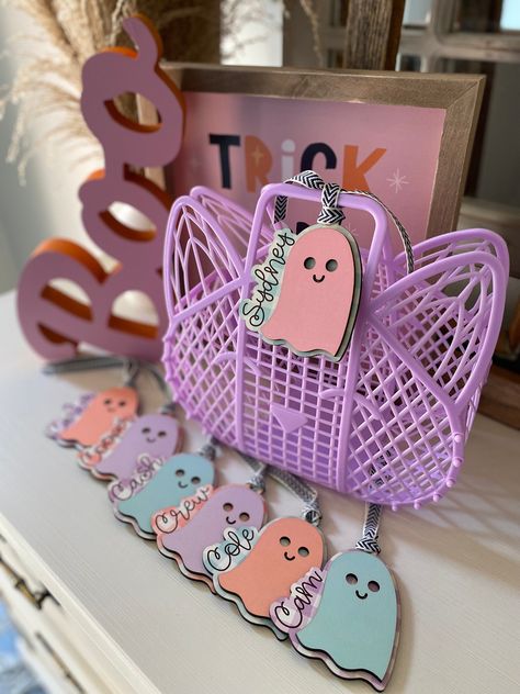 Ghost Name Tags Ghost Birthday, Halloween Basket, Basket Tags, Ghost Party, Scream Halloween, Halloween Baskets, Halloween Cards Handmade, Halloween Buckets, Halloween Sweets