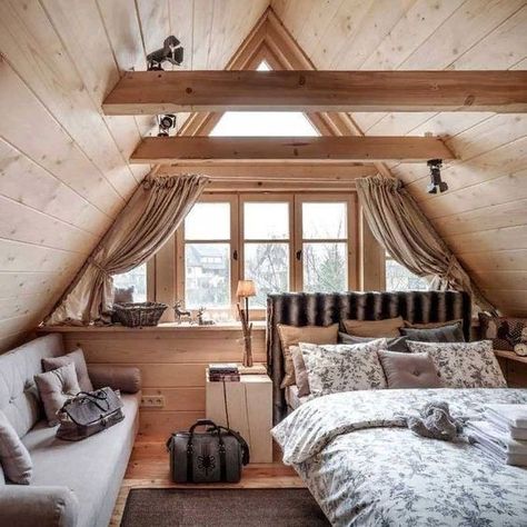 Log Cabin Interior Design, Design Ložnic, Cabin Interior Design, Log Cabin Interior, Attic Bedroom Designs, Attic Bedrooms, Attic Renovation, Attic Spaces, Attic Remodel