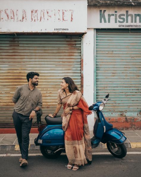 Pre Wedding Photoshoot Outdoor Indian, Street Photography Couple, Cool Couple Photos, Pre Wedding Photoshoot India, Couple On Bike, Aesthetic Couple Photoshoot, Vintage Poses, Relatable Couple, Couples Candid Photography