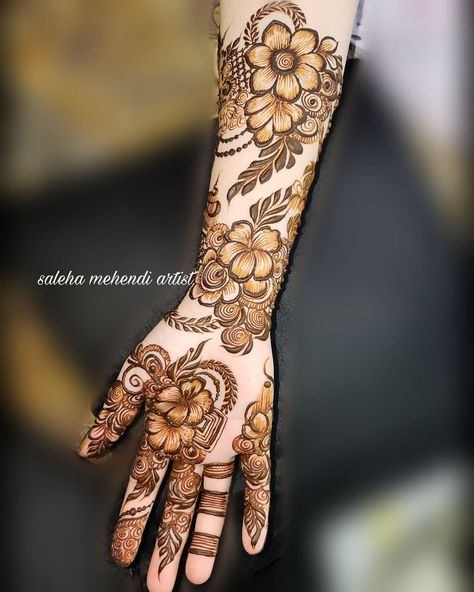 Floral Henna Designs Front Hand Arabic, Engagement Henna Designs With Ring, Gulf Mehendi Design Rose Henna, Hibiscus Flower Mehendi Designs, Eid Calligraphy, Rose Henna, Mehendi Bridal, Khafif Mehndi, Mehendi Artist