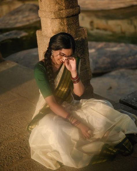 South Indian Photoshoot Ideas, Kerala Saree Poses Photoshoot Ideas, Vintage Indian Saree Aesthetic, Silk Saree Poses, Tamil Saree Style, Traditional Saree Photoshoot Poses, Traditional Saree Photoshoot, Kerala Saree Photoshoot, Sari Photoshoot Poses