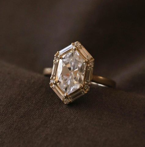 Antique Engagement Rings Vintage 1920s, 1920 Engagement Ring, Cool Engagement Rings, Pretty Engagement Rings, Pretty Crafts, Engagement Rings Vintage, Antique Engagement Rings Vintage, Wedding Ring Ideas, Get Engaged