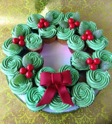 Cupcake wreath Muffins Decorados, Cupcake Receptek, Jul Kaka, Cupcake Wreath, Christmas Cupcakes Recipes, Winter Entertaining, Pull Apart Cupcake Cake, Pull Apart Cupcakes, Xmas Food