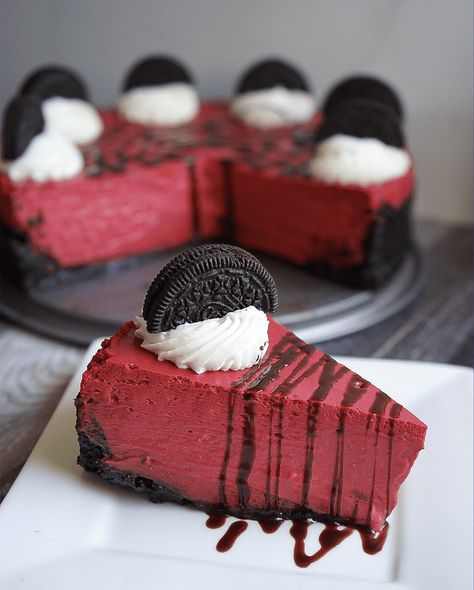 Red Velvet Oreo Cheesecake- a creamy red velvet cheesecake in an Oreo crust. - @SOFLOFOOODIE Red Velvet Oreo Cheesecake, Yum Snacks, Cheesecake Recipe Easy, Velvet Recipes, Oreo Cheesecake Recipe, Red Velvet Desserts, Cream Cheese Oreo, Red Velvet Oreo, Red Desserts