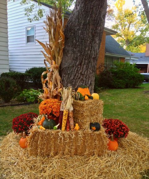 Outside Fall Decorations, Fall Yard Decor, Outdoor Fall Decor Ideas, Fall Garden Decor, Outside Fall Decor, Adornos Halloween, Fall Deco, Hay Bales, Autumn Decorating