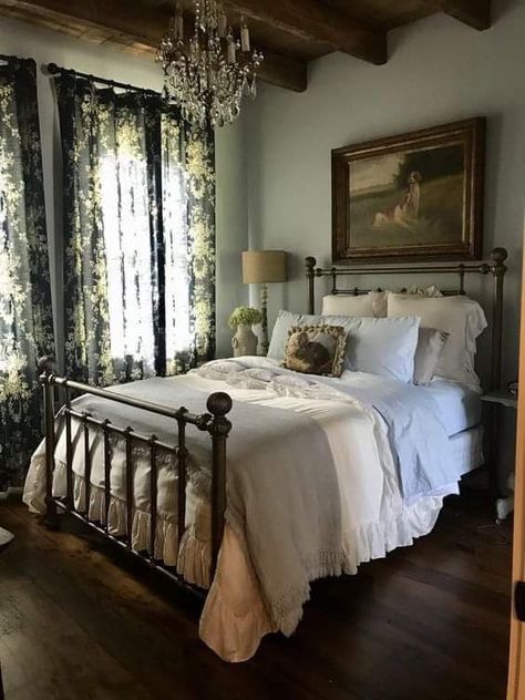 19th Century Bedroom Ideas, Bridgerton Apartment Aesthetic, Dark Romantic Aesthetic Bedroom, Vintage Revival Bedroom, Room Inspo Antique, Antique House Decor Bedroom, Vintage Italian Bedroom, Academic Bedroom Aesthetic, Spring Room Makeover