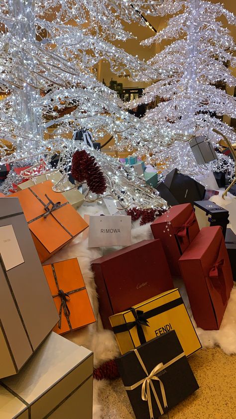 Rich Family Christmas, Rich Family Christmas Aesthetic, Dubai Christmas Aesthetic, Christmas Aesthetic Wealthy, Ysl Advent Calendar, Billionaires Wife, Luxury Christmas Decor, Luxury Birthday Gifts, Future Board