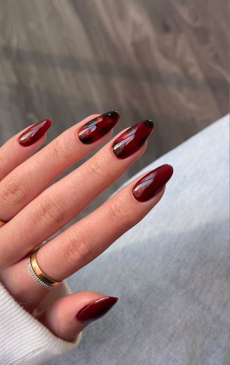 Brick Red Nails Design, Red Tortishell Nails, Maroon Design Nails, Burgundy Tortoise Shell Nails, Red Tortoise Nails, Biab Nails Autumn, Nails Cool Design, Red Tortoise Shell Nails, Wine Colored Nails Designs