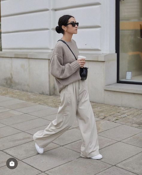 Cream Trousers Outfit, Cream Pants Outfit, Business Chic Outfits, Aw Style, Fall Work Outfits, Palazzo Pants Outfit, Business Casual Fall, Errands Outfit, Pants Outfit Fall