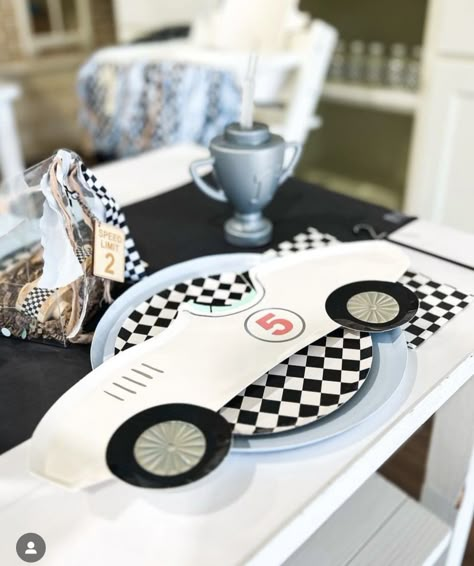 Car Theme Table Decoration, Two Fast Birthday Table Decor, First Lap Birthday, Birthday Fotos, Vintage Car Party, Kids Table Set, Transportation Birthday, Car Table, 2nd Birthday Boys