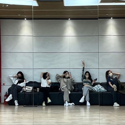 itzy ot5 pfp icons lq - itzy ot5 mirror selfie Dream Music, Group Photos, Instagram Update, Korean Girl, Kpop Idol, South Korean Girls, Dream Life, K Pop, بلاك بينك