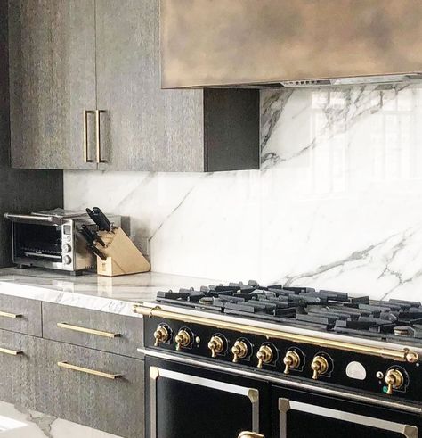 Michelle Gerson Interiors on Instagram: “Kitchen details. Design by @michellegersoninteriors . . . . . . . . . . . #michellegersoninteriors #mgid #interiordesigner #interiors…” Artistic Tile Backsplash, Michelle Gerson Interiors, Stainless Steel Kitchen Hood, Modern Range Hood, Kitchen Hood Design, Nyc Loft, Oven Hood, Copper Range Hood, Stainless Steel Hood