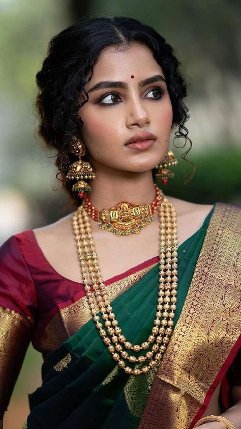 South Indian Hairstyle, South Indian Makeup, Indian Makeup Looks, South Indian Wedding Hairstyles, Dusky Skin, Engagement Saree, Hair Style On Saree, Indian Bride Makeup, Indian Wedding Gowns