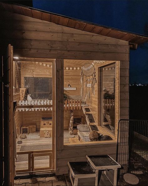 Bunnie Cages Outdoor, Shed Cat House, Shed Bunny House, Rabbit Enclosure Ideas Outdoor, Boho Bunny Enclosure, Bunny Hutches Outdoor, Bunny Cage Ideas Outdoor, Bunny Sheds Outdoor, Bunny Shed Ideas