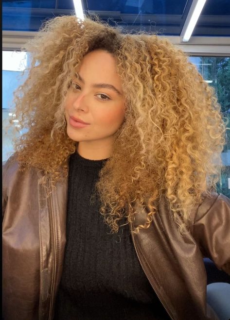 Hombre Hair, Beatiful People, Beautiful Brunette, Blonde Curly Hair, Blonde Hair Girl, Curly Hair Wig, Balayage Highlights, African Hairstyles, Afro Hairstyles