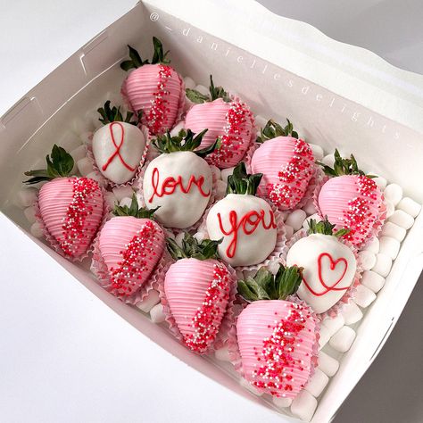 Vday Treats, Valentine Chocolate Covered Strawberries, Dipped Berries, Chocolate San Valentin, Strawberry Cake Pops, Valentine Strawberries, Specialty Cupcakes, Chocolate Covered Strawberry Recipe, Chocolate Covered Strawberries Bouquet