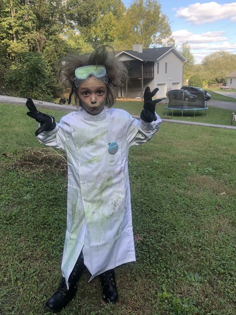 Mad scientist kids costume for Halloween Mad Scientist Costume Makeup, Zombie Scientist Costume, Albert Einstein Costume Women, Mad Scientist Diy Costume, Mad Scientist Family Costume, Diy Scientist Costume Kids, Scientist Halloween Costume Women, Diy Mad Scientist Costume Women, Mad Scientist Costume Kids