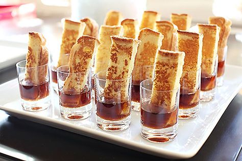 frenchtoast appetizers in a shot glass French Toast Sticks, Champagne Brunch, French Toast Breakfast, Breakfast Party, Dessert Party, Baby Shower Brunch, Kampot, Birthday Brunch, Christmas Brunch