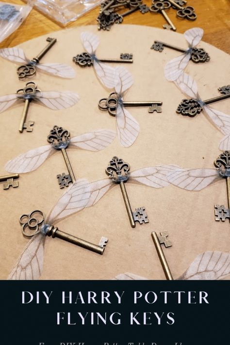 Makes these cute flying keys from Harry Potter - DIY ideas for a Harry Potter Dinner Party. Cute tablescape ideas like flying keys, chocolate snitches, maruauder's map and more! #christmastime #merrychristmas #xmas Diy Harry Potter Flying Keys, Diy Harry Potter Keys, Potter Party Decorations, Harry Potter Keys With Wings Diy, Harry Potter Dinner Party Decorations, Harry Potter Tablescape, Spooky Harry Potter, Harry Potter Room Ideas Diy, Harry Potter Dinner Party