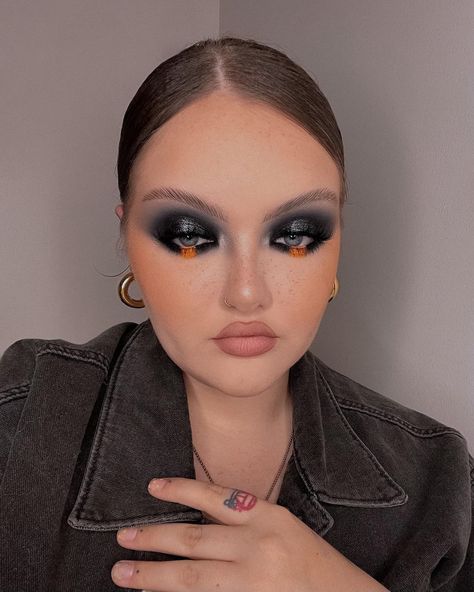 TAYLOR RUTLEDGE GRAHAM on Instagram: “Smokey but also graphic ya know? 🍊 (inspo @heathermoorhouse_ ) •••••••••••••••••••••••••••••••••••••••••••••••••••••• EYES +…” Smokey Eye, Makeup Inspo, Pop Of Color, Style Me, Halloween Face Makeup, The Black, Eye Makeup, Color Pop, Nose Ring