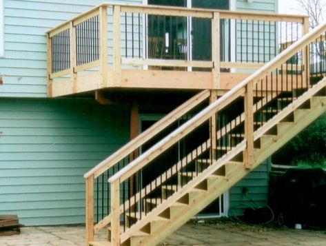 Wood Deck Stairs Designs Deck Staircase, Rustic Deck, Deck Stair Railing, Deck Outdoor, Deck Railing Design, Wood Handrail, Cedar Deck, Exterior Tiles, Deck Steps