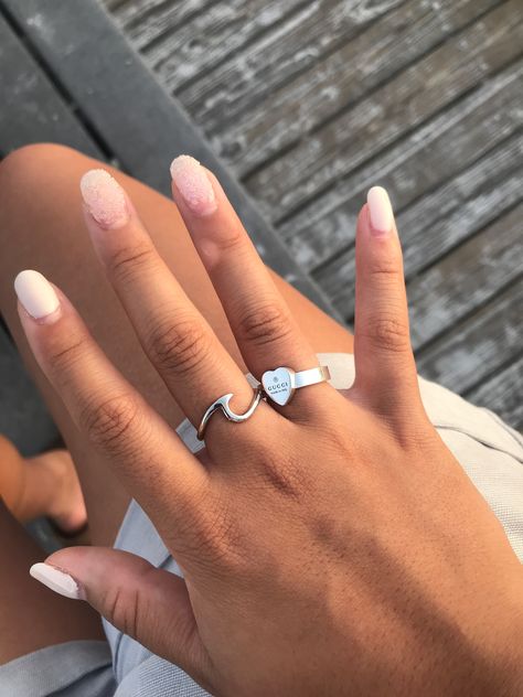 #ring #gucci Gucci Ring Aesthetic, Gucci Heart Ring, Rings And Nails, Earrings Combo, It Girl Era, Gucci Ring, Gucci Rings, Hand Rings, Silver Jewels