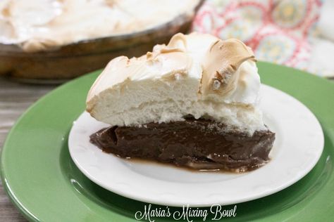 Chocolate Meringue Pie is a classic traditional pie that has a smooth creamy rich chocolate filling topped with a fluffy meringue.  This deliciously indulgent dessert is a classic!! Chocolate Custard Pie, Easy Chocolate Pie Recipe, Grandma's Chocolate Pie, Fluffy Meringue, Chocolate Meringue Pie, Easy Chocolate Pie, Chocolate Pie Recipe, Homesick Texan, Cocoa Powder Recipes