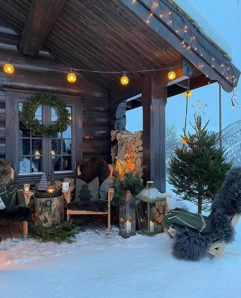 Terrace Decor, Winter Porch, Cabin Living, Winter Cabin, Cabin In The Woods, A Log, Cabins And Cottages, Farm Decor, Christmas Porch