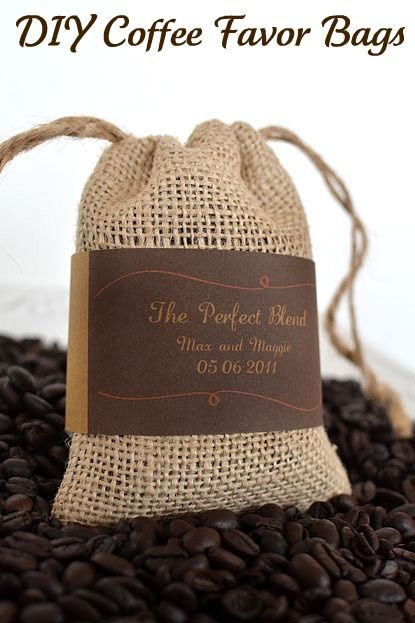 Coffee bags..would be cute to decorate with fabric flower..not just for weddings favors.  free pattens and printable labels. Burlap Diy, Coffee Wedding Favors, Coffee Favors, Zoo Wedding, Wedding Souvenir, Coffee Bags, Mountain Coffee, Coffee Wedding, Diy Burlap