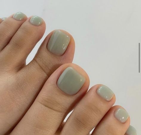 Cute Pedicure Ideas Fall, Green Gel Pedicure, Fall Nail Colors Pedicure, Pretty Toe Nails For Summer Simple, Nail Feet Color, Olive Green Toe Nails, Green Nails Pedicure, Toe Nails Ideas Fall, Sage Green Toe Nails