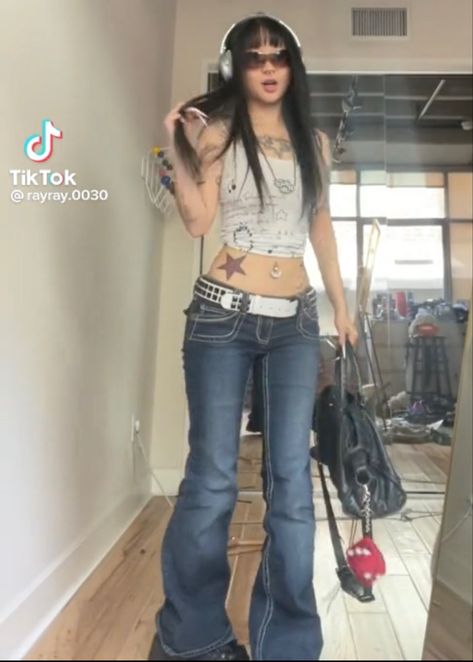 Skinning Jeans Outfit Y2k, Lowrisejeans Outfit Grunge, Low Waist Flare Pants Outfit, Low Rise Pants Outfit Y2k, Low Rise Jeans Outfit 2000s Grunge, Low Rise Bell Bottom Jeans Outfit, Y2k Bootcut Jeans Outfit, Low Rise Flare Jeans Outfit Y2k, 2000s Fashion Jeans