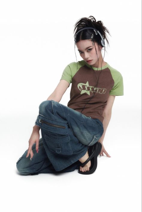 Y2k Outfits 2000s, Grunge Y2k Outfits, Person Pose, Chicas Punk Rock, Pose Mode, 2000s Japanese Fashion, Latina Outfit, Outfits 2000s, Art Account