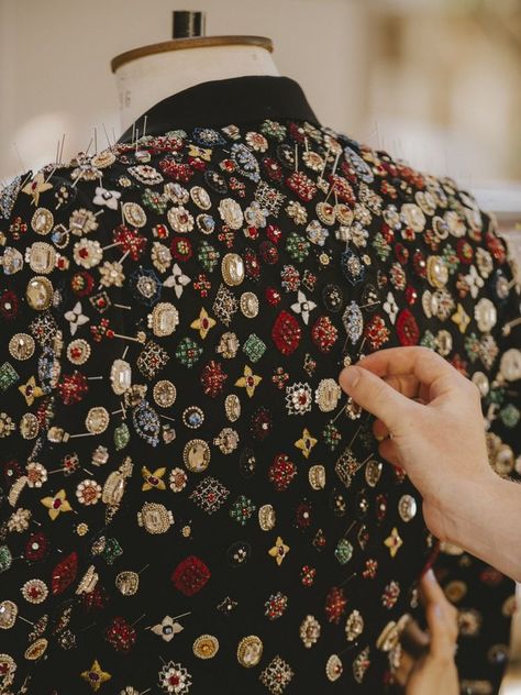 Alexander Mcqueen Menswear, Vintage Menswear, Couture Embroidery, Couture Mode, Embroidery Fashion, Embroidered Jacket, Mode Inspiration, Fashion Details, Couture Fashion