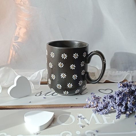 Pottery Painting Black, Cute Hand Painted Mugs, Pottery Painting Mug Flowers, Daisy Mug Painting, Ceramic Mug Designs Flower, Pottery Painting Ideas Easy, Daisy Coffee Cup, Painted Mugs Flowers, Daisy Mug