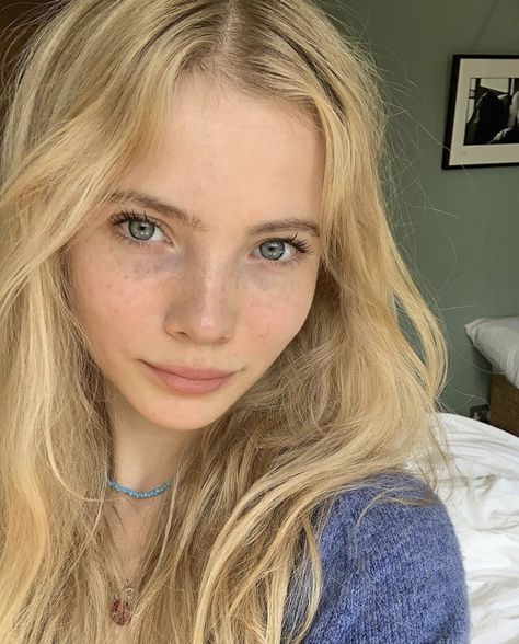 Popular Netflix Shows, Freya Allan, Women With Freckles, Freckles Girl, Natural Blondes, Healthy Lifestyle Motivation, The Witcher, Blonde Girl, Inspirational Women