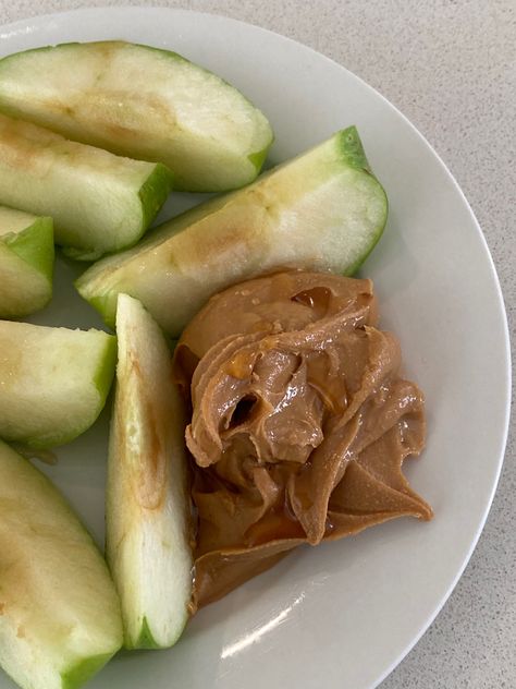 Apple With Peanut Butter, Apple Peanut Butter, Healthy Sandwich Recipes, Apple And Peanut Butter, Healthy Lifestyle Food, Healthy Food Motivation, Healthy Sweets Recipes, Fair Food Recipes, Food Is Fuel