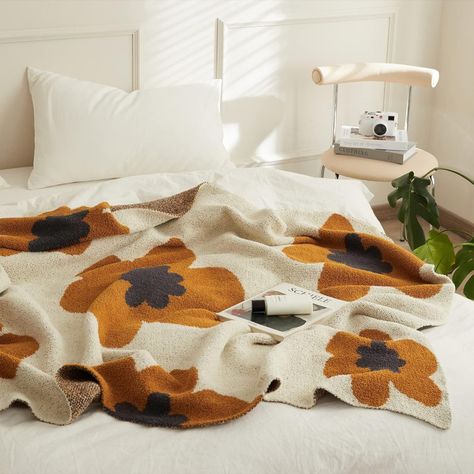 Enjoy warmth and comfort with a soft and elastic texture. Blankets can provide an extra layer of comfort to help people rest and can be used to keep out the cold. Fun Bedding Sets, It Girl Bedroom, Airbnb Essentials, Fun Bedding, Autumn Bedroom, Kitschy Decor, Cat Tree House, Feather Yarn, Floral Bedding Sets