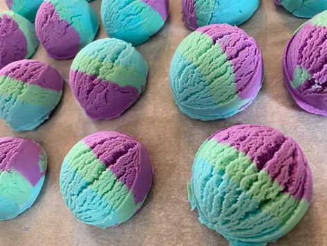 Bubble Bar Recipe, Bubble Cake, Diy Projects To Make And Sell, Bath Fizz, Bath Bomb Recipes, Bubble Bars, Website Coming Soon, Homemade Bath Products, Soap Bubbles